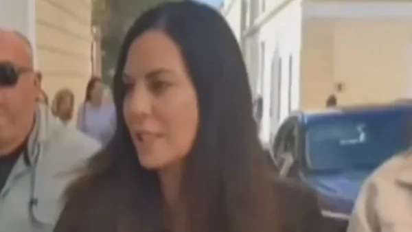 Έφτασε στην Ευελπίδων η Εύη Βατίδου - Καρέ καρέ τα πλάνα λίγο πριν περάσει την πόρτα του ανακριτή