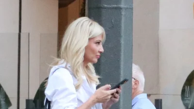 Με μαύρο μίνι και 12ποντες μπότες στο κέντρο της Αθήνας - Τα ψώνια της Φαίης Σκορδά σε πανάκριβο οίκο μόδας