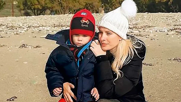 H Ελένη Μενεγάκη αγκαλιά με το "πειραχτήρι" της οικογένειας!