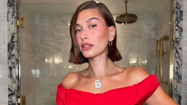 Hailey Bieber: Σε ποιό beauty brand ορκίζεται και γιατί δεν το αλλάζει με τίποτα;