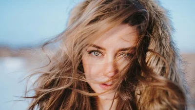 4 tips για να μην φριζάρουν τα μαλλιά σου- Δες και 5 λαδάκια για να τα τιθασεύσεις άμεσα!