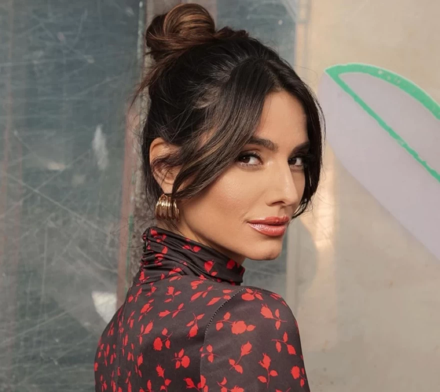 Ηλιάνα_Παπαγεωργίου_σινιόν_glossy_χείλη