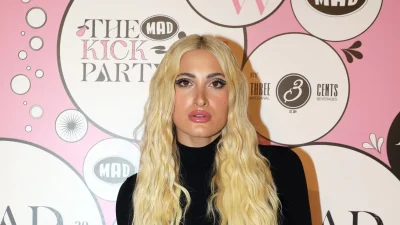 Με sport look και καπέλο: Η Ιωάννα Τούνη πήγε σε αγώνα του NBA με το μικρό Πάρη