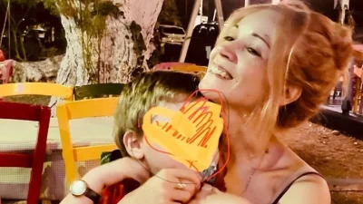 «Με χάιδεψε και μου είπε: ''Το ξέρω ότι θέλεις την μαμά σου''» - Τα συγκινητικά λόγια του 4χρονου γιου της Ιωάννας Παππά για την απώλεια της μητέρας της