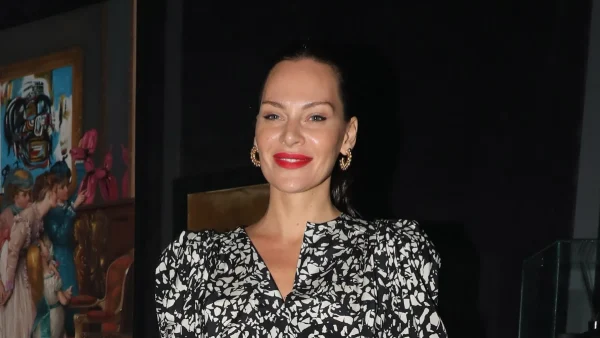 Όλα τα βλέμματα πάνω στην είσοδο της Υβόννη Μπόσνιακ - Με over the knee μπότες και μίνι φόρεμα στην πρεμιέρα του Αντώνη Ρέμου