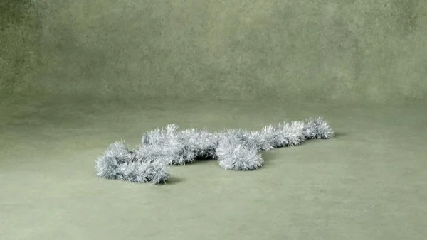 O Jacquemus ντύνει την Kendall Jenner... χριστουγεννιάτικο δέντρο!