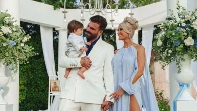 Ο Δημήτρης Αλεξάνδρου και η Ιωάννα Τούνη με τον γιο τους στην βάπτισή του