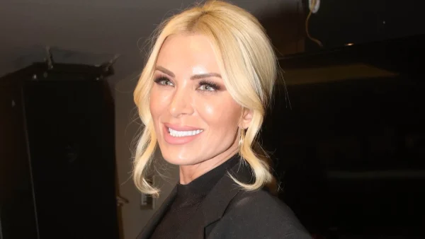 Κατάλευκο, γεμάτο λαμπάκια και χρυσές μπάλες - Το χριστουγεννιάτικο δέντρο που στόλισε η Κατερίνα Καινούργιου με την κούκλα και κομψή μητέρα της