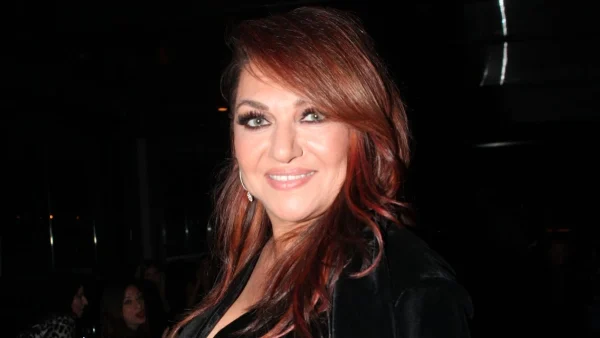 Κάνουν τρομερή αντίθεση με τα πράσινα μάτια της - Ενθουσιασμένη η Καίτη Γαρμπή με την αλλαγή στα μαλλιά της