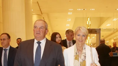 Με nude κουστούμι η Νατάσα Παζαΐτη στο πλευρό του Κώστα Καραμανλή - Σπάνια οικογενειακή δημόσια έξοδος