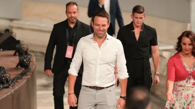 Στέφανος Κασσελάκης: Ο κούκλος σωματοφύλακάς του