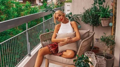 Μίνιμαλ, με δωμάτιο "βεστιάριο", ενεργειακό τζάκι και πελώριο καθρέφτη στον διάδρομο - Φωτογραφίες από το μοντέρνο διαμέρισμα της Κατερίνας Καινούργιου