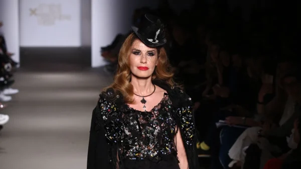 Κάτια Νικολαΐδου: Η τελευταία δημόσια εμφάνιση της ηθοποιού - Στα μαύρα με κατακόκκινο κραγιόν