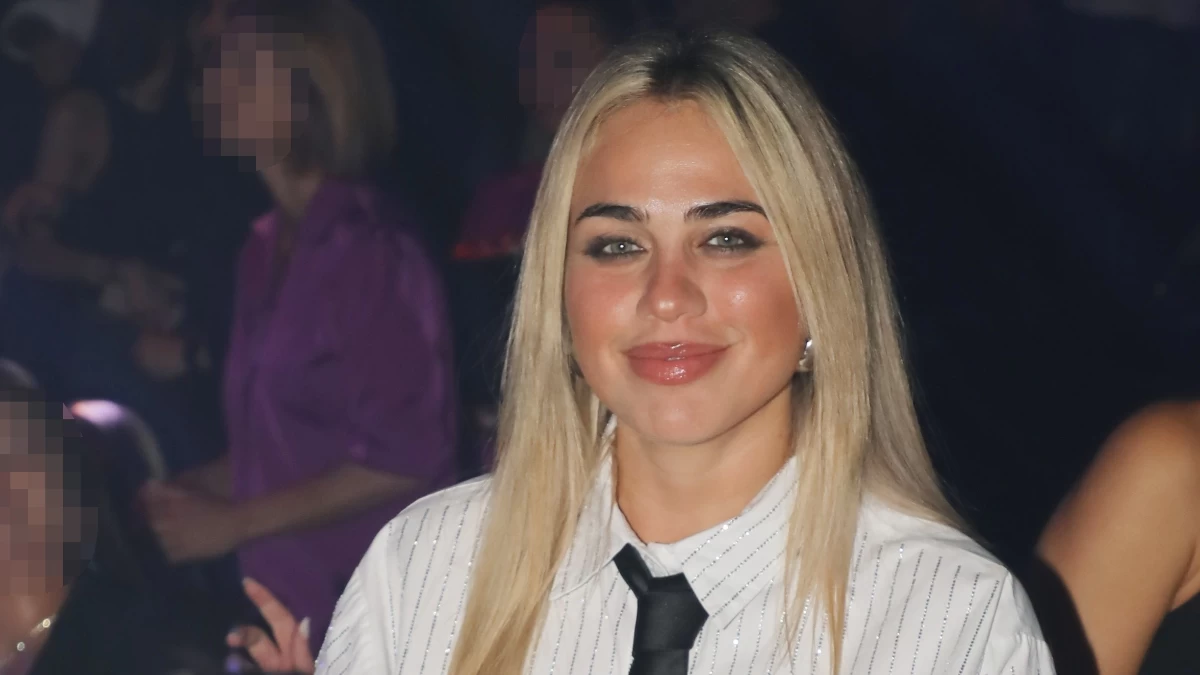 Αγνώριστη με λεπτά φρύδια, καστανά μαλλιά και φράντζα - Aυτή είναι η ταυτότητα της Κόνι Μεταξά