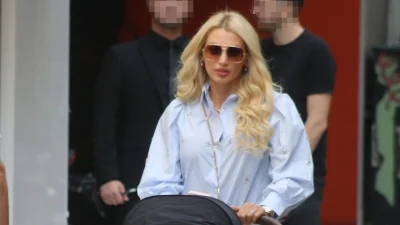 Βιαστική, με το τηλέφωνο στο χέρι - Η βόλτα της Κωνσταντίνας Σπυροπούλου με τον μικρό Βλάσση στο κέντρο της Αθήνας