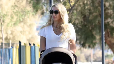 Έσπρωχνε το καρότσι του μικρού Βλάσση - Φωτογραφίες από τη βόλτα της Κωνσταντίνας Σπυροπούλου στη Γλυφάδα