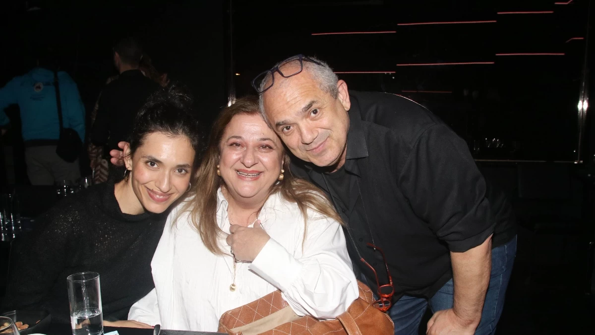 Ελισάβετ Κωνσταντινίδου - Ταξιάρχης Χάνος: Αγκαλιά το πρώην ζευγάρι στο θέατρο