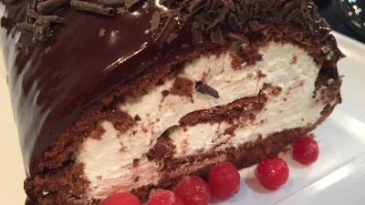 Κάθε μπουκιά και "κόλαση": Συγκλονιστικός κορμός με παντεσπάνι, μπόλικη σοκολάτα και κόκκινα φρούτα