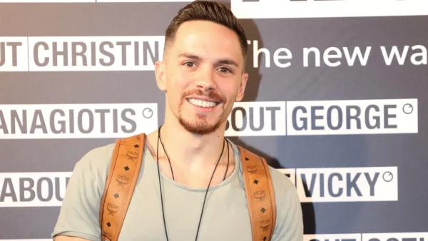 Έσβησε τούρτα ημίγυμνος μπροστά από το χριστουγεννιάτικο δέντρο - Η τρυφερή έκπληξη γενεθλίων στον Λευτέρη Πετρούνια