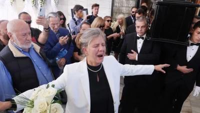 Λίλιαν Φωκά: Πέταξε το σακάκι της και χόρεψε βαρύ ζεϊμπέκικο μπροστά από το φέρετρο του Σπύρου Φωκά