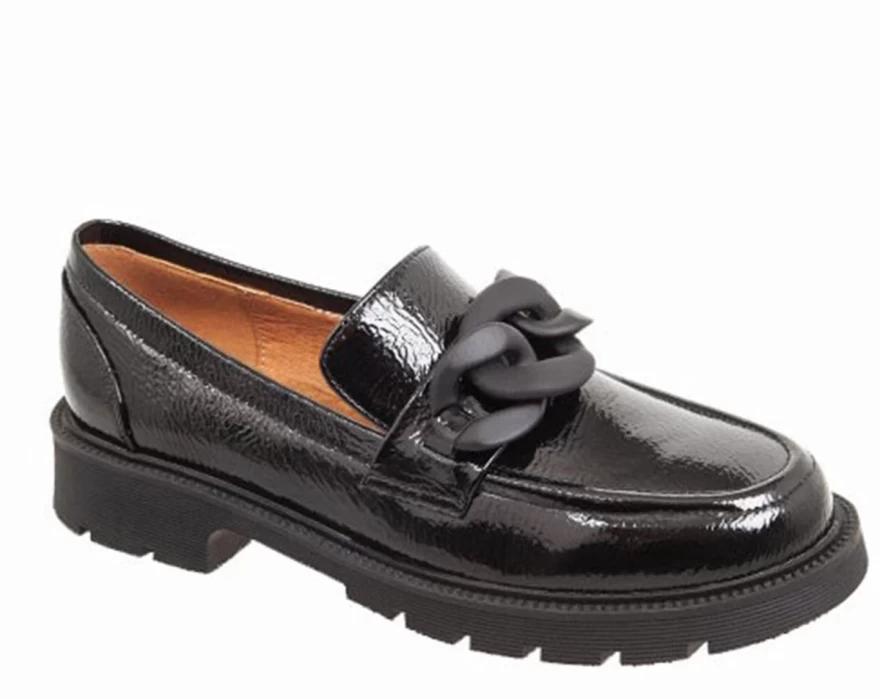 παπούτσια με αγκράφα