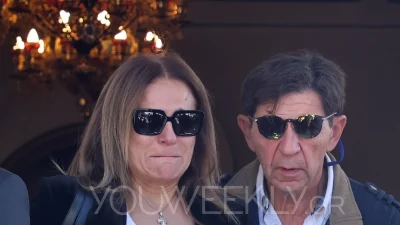 Υποβασταζόμενη από τον Σκιαδαρέση η Μάλφα στην κηδεία της Κάτιας Νικολαΐδου - Με δακρυσμένα μάτια και ένα τριαντάφυλλο στο χέρι
