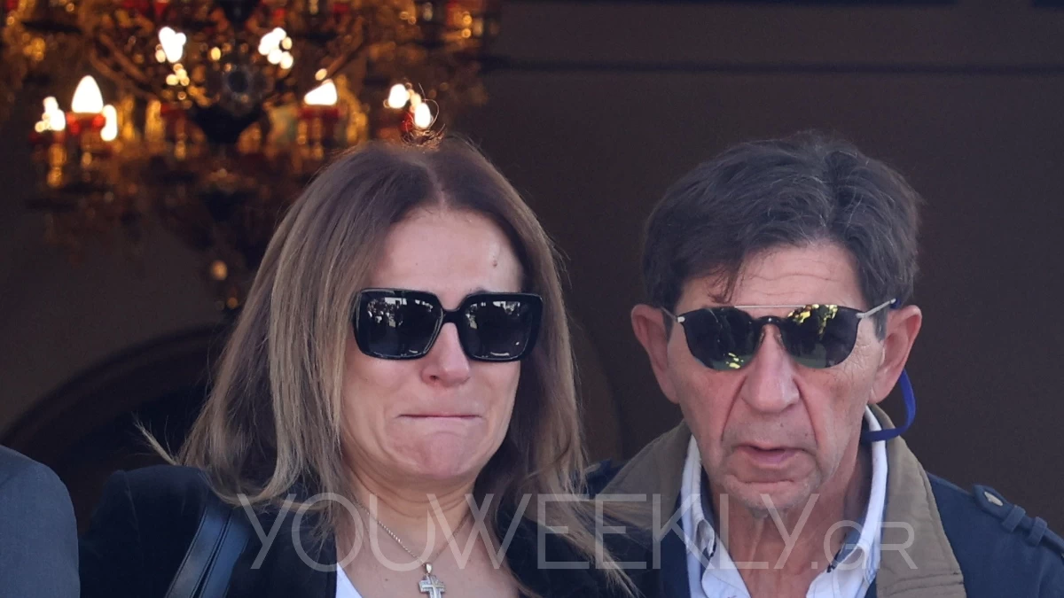 Υποβασταζόμενη από τον Σκιαδαρέση η Μάλφα στην κηδεία της Κάτιας Νικολαΐδου - Με δακρυσμένα μάτια και ένα τριαντάφυλλο στο χέρι