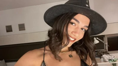 Με μαύρη στενή ολόσωμη φόρμα σορτσάκι μετά το γυμναστήριο - Πανζουρλισμός στους δρόμους της Γλυφάδας με την εμφάνιση της Μελίνας Νικολαΐδη