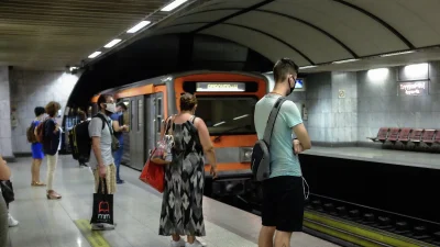 Έπιβάτης έπεσε στις γραμμές του Μετρό - Κλείνει ο σταθμός