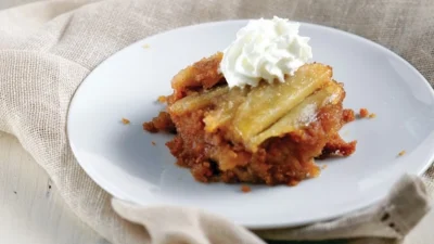 Για τις σκληρά εργαζόμενες της παρέας: Η πιο τέλεια και γρήγορη συνταγή μηλόπιτας - Έτοιμη σε 15 λεπτά