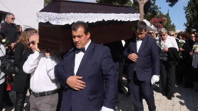 Κηδεία Κάτιας Νικολαΐδη: «Μαζί αγάπη μου θα είστε» - Τα ουρλιαχτά της μητέρας της πάνω από το φέρετρο