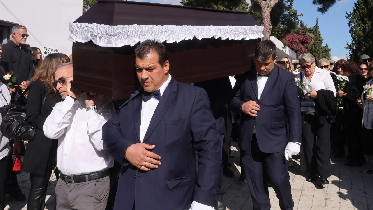 Κηδεία Κάτιας Νικολαΐδη: «Μαζί αγάπη μου θα είστε» - Τα ουρλιαχτά της μητέρας της πάνω από το φέρετρο