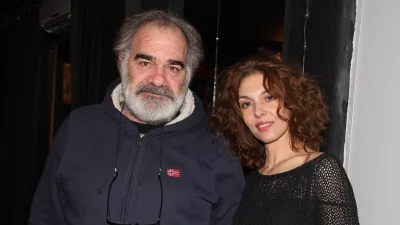 Κοκκινομάλλα με λευκό δέρμα και μαύρο μίνι φόρεμα - Η κούκλα κόρη του Γιάννη Μποσταντζόγλου και της Δήμητρας Παπαδήμα