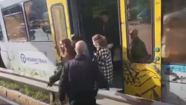 Τραγικές εικόνες - Εκτροχιάστηκε προαστιακός συρμός στην Πάτρα