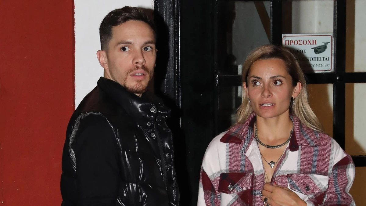 Το στόλισαν με τη βοήθεια των κορών τους - Το εντυπωσιακό χριστουγεννιάτικο δέντρο γεμάτο με χιόνι και χρυσόσκονη στο σπίτι των Μιλλούση & Πετρούνια