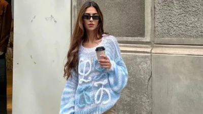 Slouchy πουλόβερ & statement φούστα: Το Νο1 εκκεντρικό look του χειμώνα μέσα από 5 σύνολα για να διαλέξεις