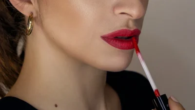 Οι τιμές ξεκινούν από 5 ευρώ: Αυτά είναι τα 3 πιο περιζήτητα υγρά κραγιόν για φέτος το φθινόπωρο