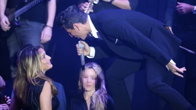 Τους κοιτούσαν όλοι στο Έναστρον: Ο Ρουβάς τους αφιέρωνε τραγούδια κι εκείνες σιγοτραγουδούσαν αγκαλιασμένες - Σε άλλο τραπέζι η Ζυγούλη και η κόρη τους, Αναστασία