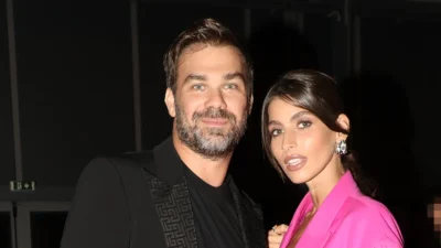 Full in love ο Γιώργος Σαμπάνης και η Σαρρή στη νέα τους έξοδο - Με φούξια σακάκι και δερμάτινες over the knee μπότες το μοντέλο