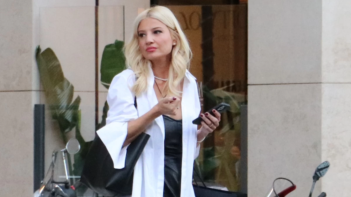 Red alert: Η Φαίη Σκορδά με κόκκινο κραγιόν & απόλυτα σεταρισμένο μανικιούρ που απογειώνει το total look της!