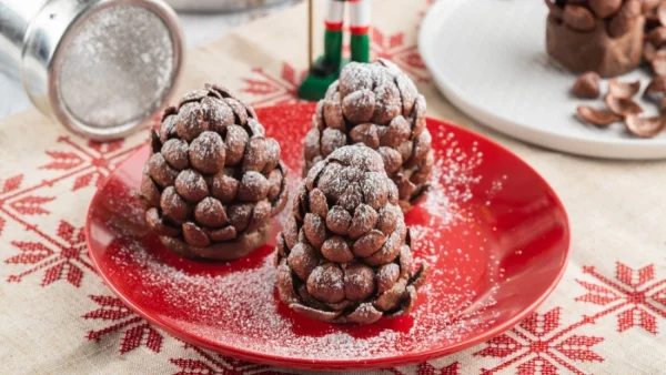 Σοκολατένια Χριστουγεννιάτικα κουκουνάρια σε 30 λεπτά: Με φυστικοβούτυρο, μπισκότα & δημητριακά
