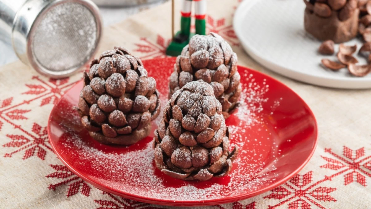 Σοκολατένια Χριστουγεννιάτικα κουκουνάρια σε 30 λεπτά: Με φυστικοβούτυρο, μπισκότα & δημητριακά