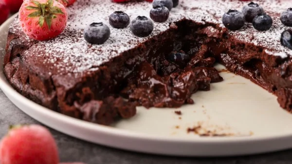 Θέλει μόλις 3 υλικά - Πανεύκολο σοκολετένιο κέικ που θα σας λύσει τα χέρια