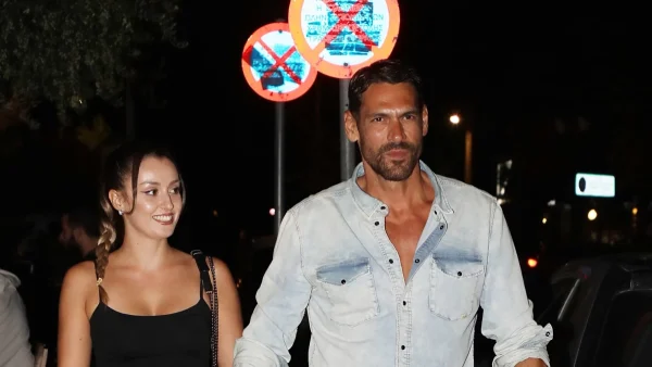 Εκείνη με στενό maxi φόρεμα κι εκείνος με τζιν από πάνω μέχρι κάτω - Χέρι χέρι στη Γλυφάδα ο Γιάννης Σπαλιάρας με την σύντροφό του
