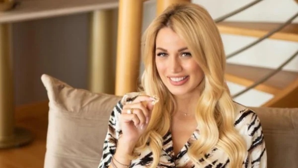 Εντυπωσιακό με ασημένια στολίδια και λευκά αγγελάκια - Βγαλμένο από παραμύθι το χριστουγεννιάτικο δέντρο στο σπίτι της Κωνσταντίνας Σπυροπούλου