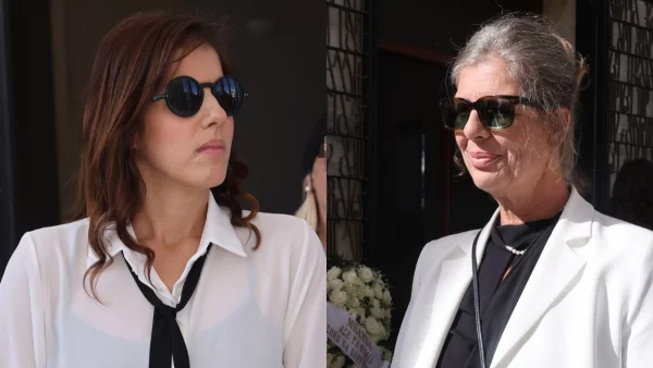 Βαρύ το κλίμα στην κηδεία του Σπύρου Φωκά - Στα λευκά η σύζυγός του, Λίλιαν, και η θετή του κόρη, Κωνσταντίνα