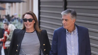 Με μαύρο παλτό και πλεκτό πουλόβερ: Η Τατιάνα Στεφανίδου και ο Νίκος Ευαγγελάτος βρέθηκαν οικογενειακώς στο Λονδίνο