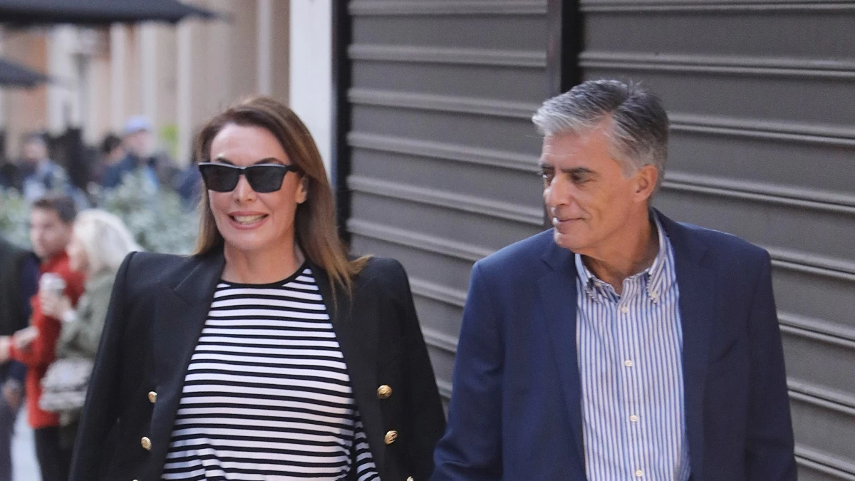 Με μαύρο παλτό και πλεκτό πουλόβερ: Η Τατιάνα Στεφανίδου και ο Νίκος Ευαγγελάτος βρέθηκαν οικογενειακώς στο Λονδίνο