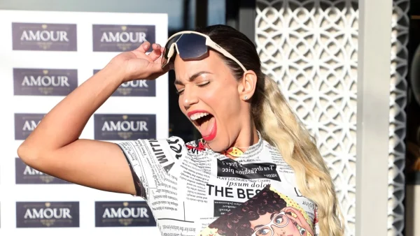 Η κοιλίτσα της έχει μεγαλώσει πολύ: Με γάντια, "μαγιό" και σκουφάκι - Πανζουρλισμός με τις φωτογραφίες της Στικούδη μπροστά από το πελώριο χριστουγεννιάτικο δέντρο της