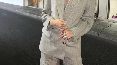 «Φόρεσα κάτι λαμπερό για να σας αποσπάσει την προσοχή» - Πασίγνωστος ηθοποιός θα γίνει πατέρας και το ανακοίνωσε η σύζυγός του σε συναυλία